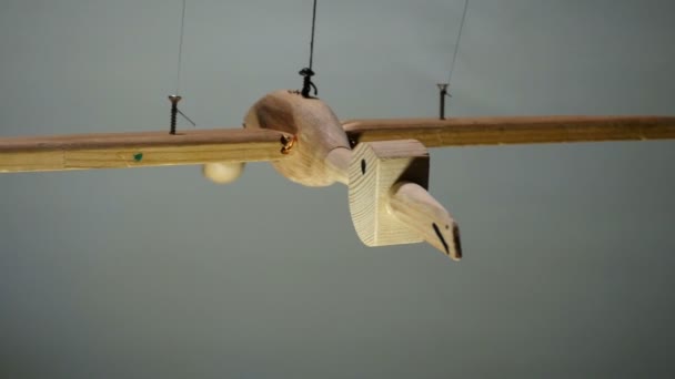 鳥が飛ぶ木のおもちゃのクローズアップ — ストック動画