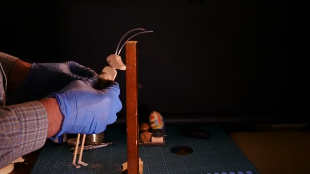 Puppenspieler Bastelt Eine Hölzerne Heuschreckenpuppe — Stockvideo