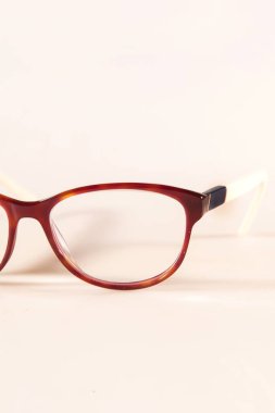 Kahverengi, muhteşem çerçeveler için. Tıpta moda ve tarz