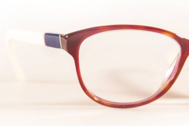 Kahverengi, muhteşem çerçeveler için. Tıpta moda ve tarz