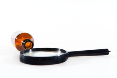 Büyüteç, tablet ve şişe. Virüslere ve soğuk algınlığına karşı mevsimsel mücadele.