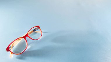 Mavi arka planda gölgeli tuğla renkli camlar.