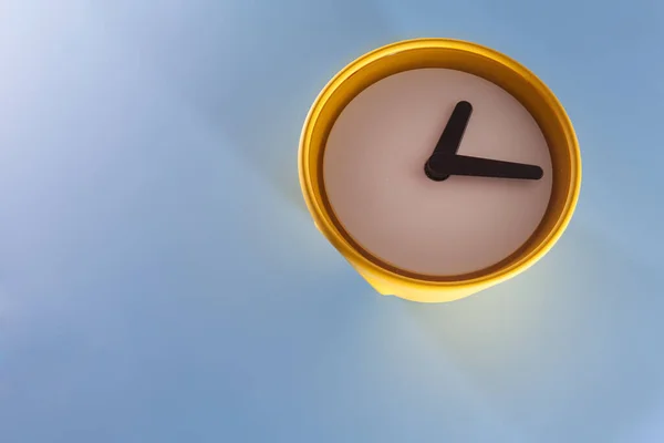 Gelbe Runde Uhr Auf Blauem Hintergrund Stilvolle Gelbe Analoguhr — Stockfoto