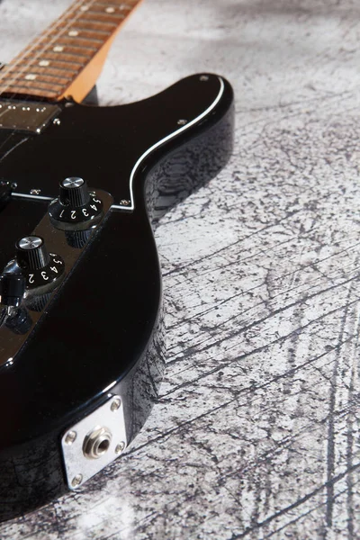 Guitarra Eléctrica Hermosa Negra Sobre Fondo Asfalto Primer Plano —  Fotos de Stock
