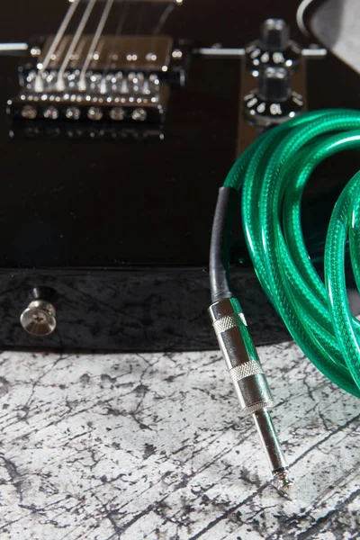 Elektrická Kytara Krásná Černá Asfaltovém Pozadí Detailní Záběr — Stock fotografie