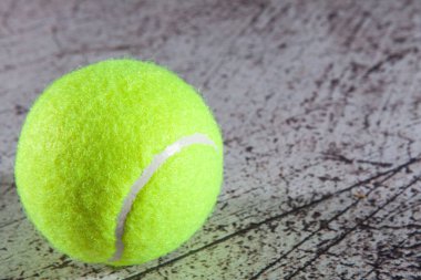 Asfalt tenis kortunda bir tenis topu. Egzersiz anlayışı, spor aktiviteleri ve açık havada oynama