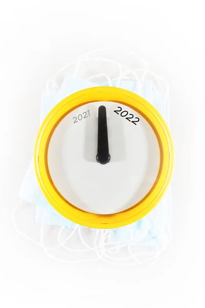 Cambio Año 2021 2022 Despertador Amarillo Con Máscaras Médicas Feliz —  Fotos de Stock