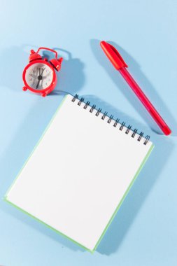 Zaman yönetimi. Mesaj için not defteri. Liste konsepti Düz konum, üst görünüm, kopyalama alanı. Yeni Yıl