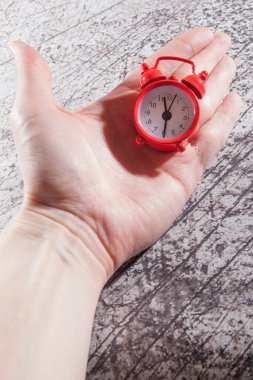 Kırmızı alarm saati tutan adam. İş alarmı..
