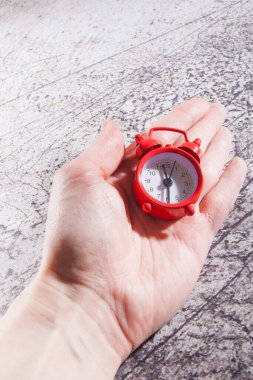 Kırmızı alarm saati tutan adam. İş alarmı..