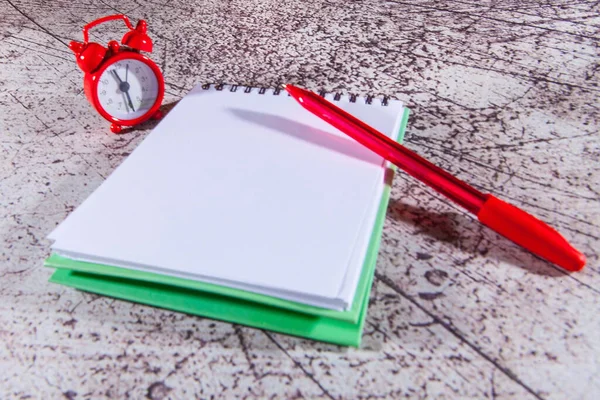 Open Notepad Red Pen Alarm Clock Gray Background — Stock Photo, Image