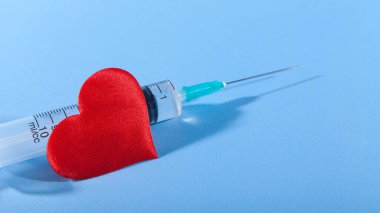 Mutsuz aşkın sembolü olarak kırmızı kalp ve şırınga