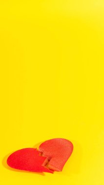 Kırık aşkın sembolü olarak kesilmiş bir kalp.