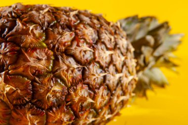 Sarı arka planda izole edilmiş güzel taze ananas. Yaz mevsimsel meyve tasarımı fikir modeli kavramı. Boşluğu kopyala, kapat