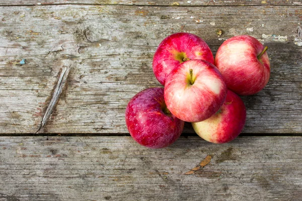 Apples on the wood table — Stock Photo, Image