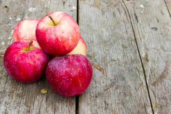 Äpfel auf dem Holztisch — Stockfoto