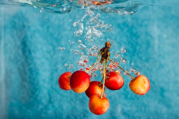 樱桃溅水 — 图库照片