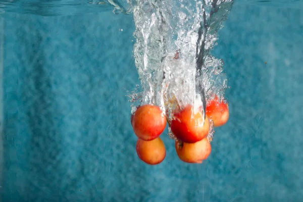 Cherries splashing in wate — Stock Photo, Image