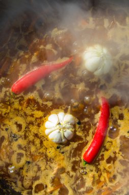 Biber ve sarımsak bir kazanda pişirilir.
