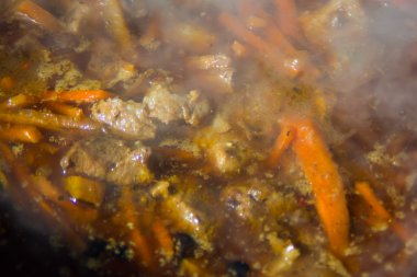 Biber ve sarımsak bir kazanda pişirilir.