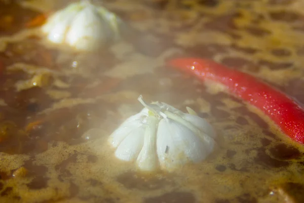 Chili und Knoblauch in einem Kessel gekocht. — Stockfoto