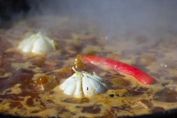 Chilli and garlic cooked in a cauldron. — Stock Photo, Image