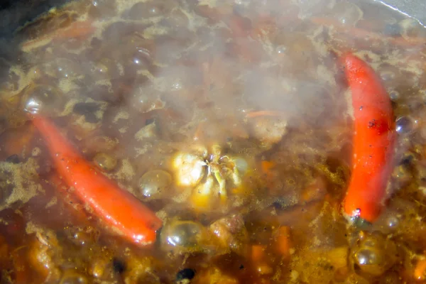 Chilli e alho cozidos em um caldeirão . — Fotografia de Stock