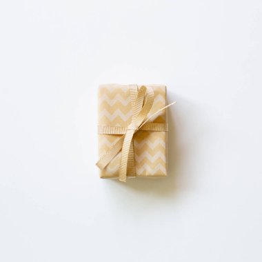 Kahverengi zigzag desenli hediye kutusu beyaz arka planda izole edilmiş. Üst görünüm, boşluk kopyala