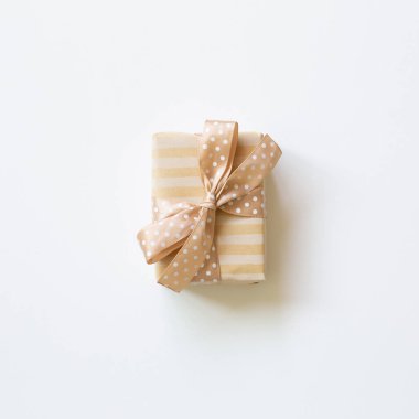 Kahverengi çizgili hediye kutusu beyaz arka planda izole edilmiş. Üst görünüm, boşluk kopyala