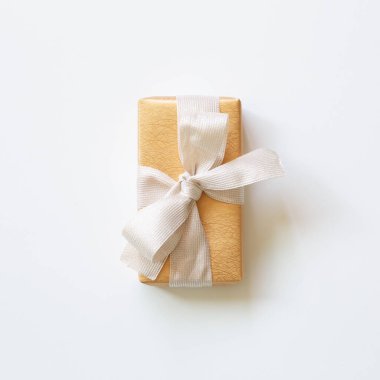 Beyaz arka planda izole edilmiş altın hediye kutusu. Üst görünüm, boşluk kopyala