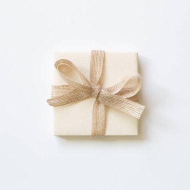 Fildişi hediye kutusu beyaz arka planda izole edilmiş. Üst görünüm, boşluk kopyala