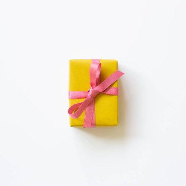 Sarı hediye kutusu beyaz arka planda izole edilmiş. Üst görünüm, boşluk kopyala