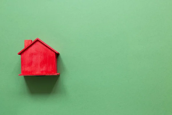 Modelo Casa Roja Sobre Fondo Verde Concepto Inmobiliario Vista Superior — Foto de Stock
