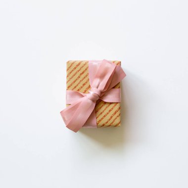 Kahverengi çizgili hediye kutusu beyaz arka planda izole edilmiş. Üst görünüm, boşluk kopyala