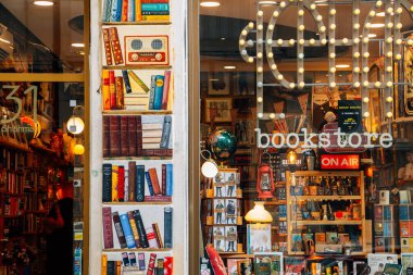 Sofya, Bulgaristan - 4 Ağustos 2019: Merkez sokak kitapçısı