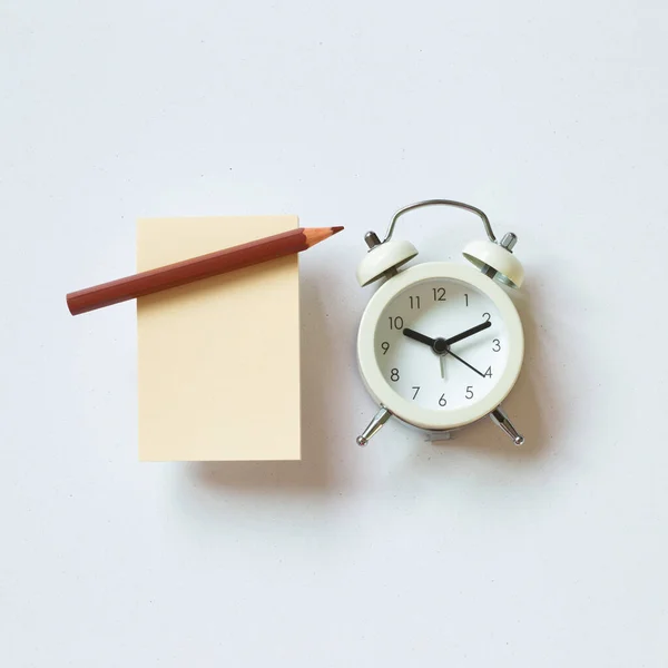 Papier Mémo Vierge Crayon Horloge Sur Fond Blanc Vue Dessus — Photo