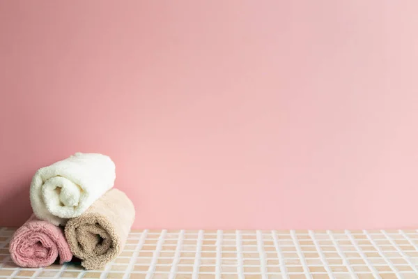 Πετσέτα Μπάνιου Ψηφιδωτό Τραπέζι Ροζ Φόντο Στον Τοίχο Φροντίδα Του — Φωτογραφία Αρχείου