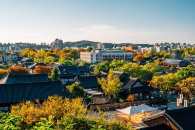 Jeonju, Kore - 29 Ekim 2021: Sonbaharda Jeonju Hanok Köyünün panoramik manzarası