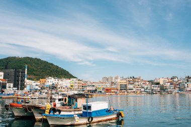 Tongyeong, Kore - 24 Ekim 2021 Gangguan limanı ve deniz kenti