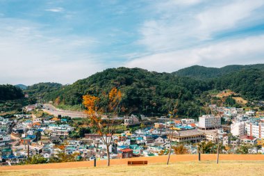 Kore, Tongyeong 'daki Seopirang köyünün panoramik manzarası.