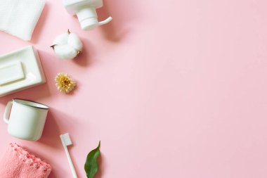 Pembe arka planda çeşitli spa banyosu aksesuarları. düz alan, üst görünüm, kopyala boşluk