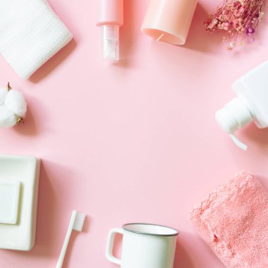 Pembe arka planda çeşitli spa banyosu aksesuarları. düz alan, üst görünüm, kopyala boşluk