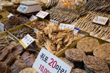 Incheon, Kore - 8 Nisan 2021: Soraepogu balık pazarı