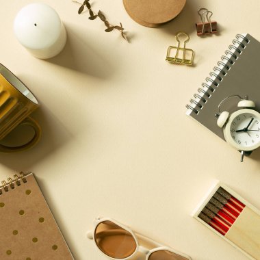 Çeşitli kırtasiye malzemeleri, bej arka planda okul malzemeleri. Çalışma alanı. düz alan, üst görünüm, kopyala boşluk