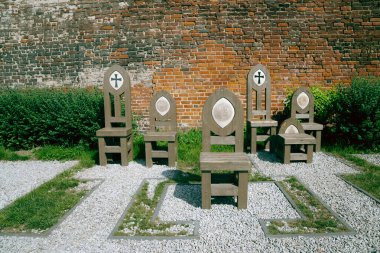 Polonya 'daki Torun eski kasaba kilisesinin tahta sandalyeleri.