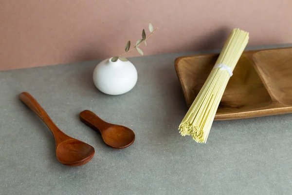 Still Life Ramen Noodles Wooden Tray Ceramic Vase Spoon Gray — Fotografia de Stock