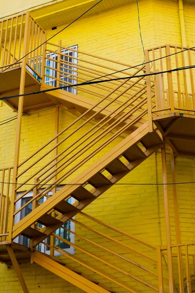 Жовті Металеві Сходи Цегляна Стіна Будівля — стокове фото