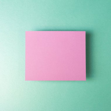 Nane yeşili arka planda izole edilmiş pembe not defteri. Üst görünüm, boşluk kopyala
