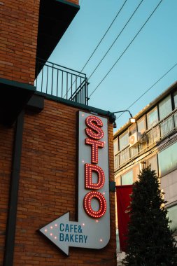 Seul, Kore - 3 Ocak 2022 Seongsu-dong kafe caddesi, kış mevsimi.