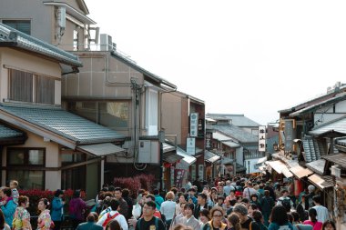 Kyoto, Japonya - 8 Nisan 2019: Matsubara-dori geleneksel caddesi kalabalık turistlerle dolu